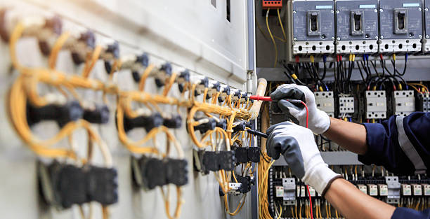 Professional Electrician technician working in Lauderdale Lakes, WI